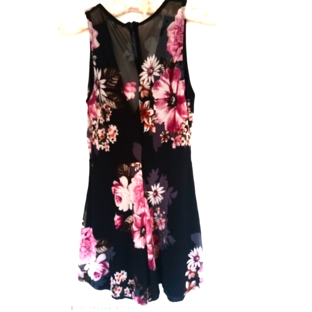 LADIES FLORAL V-NECK TOP, BLACK/PINK, SIZE M, BY CHARLOTTE RUSSE